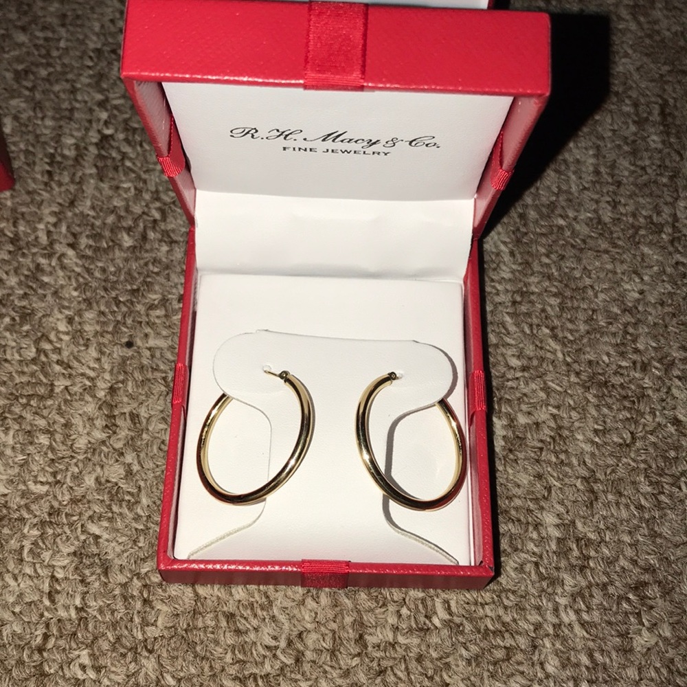 Macy’s 10K Gold Polishes Tube Hoops
